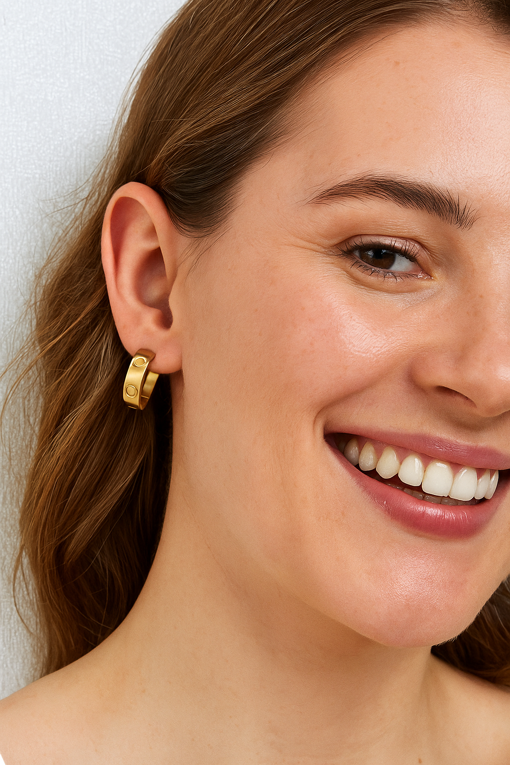 Golden Icon – Boucles d’Oreilles Dorées Créoles Modernes