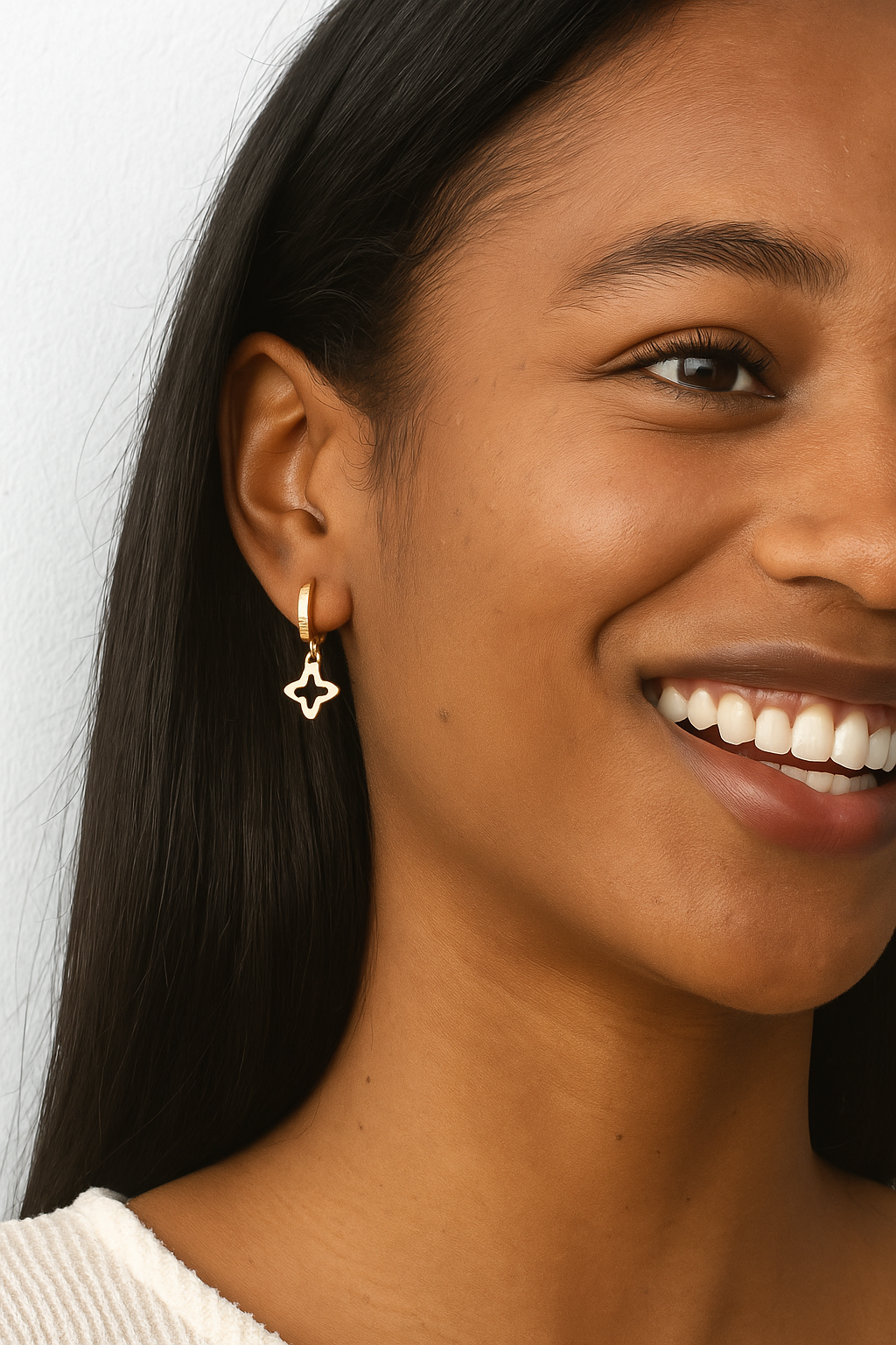 Lucky Clover – Boucles Dorées Fleur Ajourée