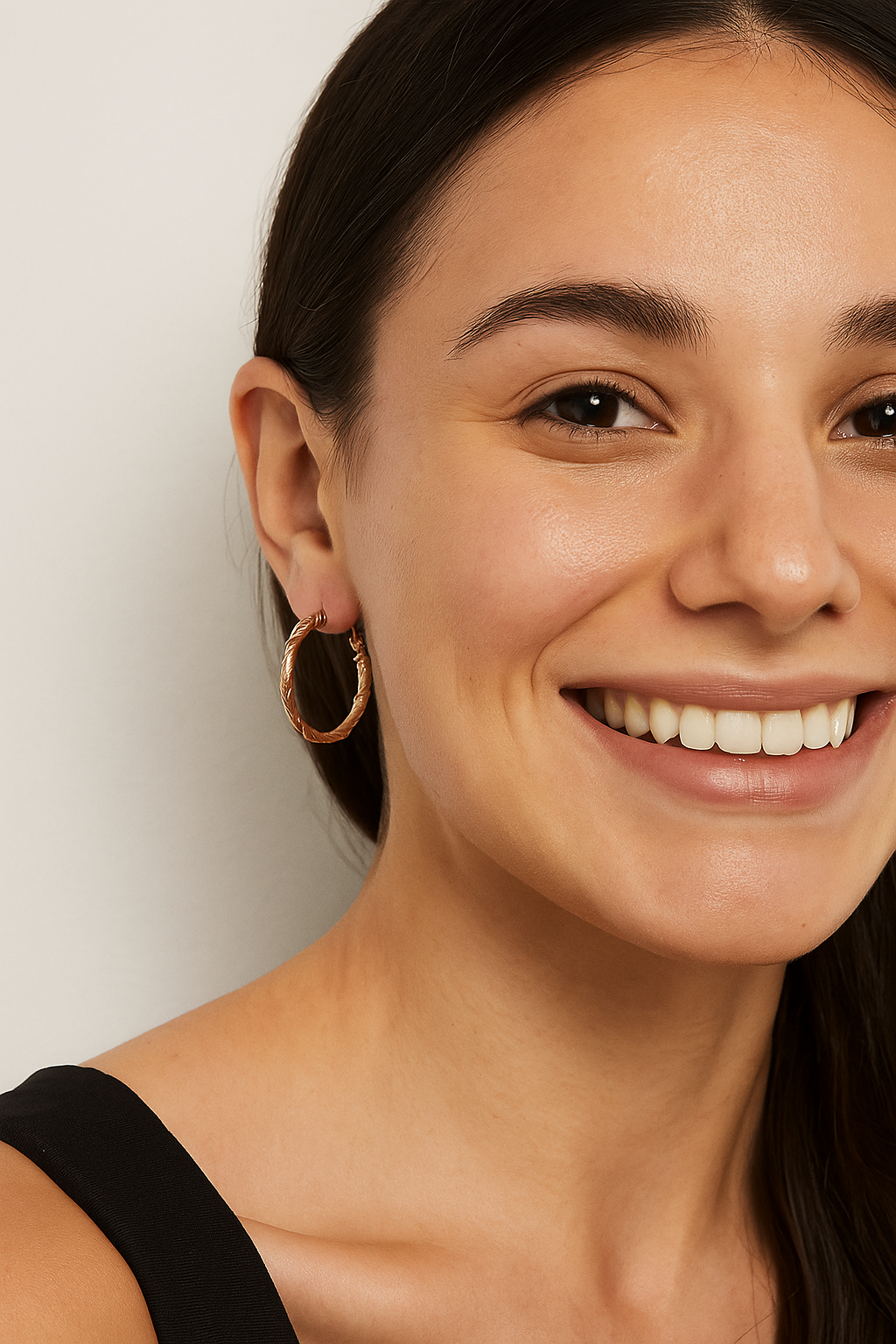 Twist Glow – Boucles d’Oreilles Créoles Dorées Torsadées