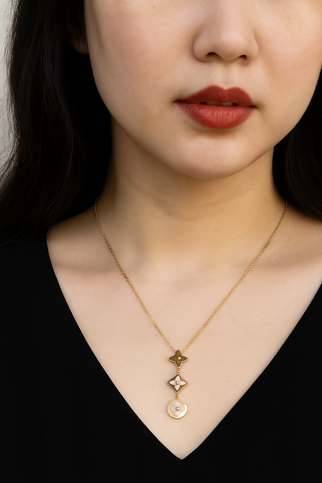 Golden Bloom – Collier Fleur Géométrique en Acier Inoxydable Doré