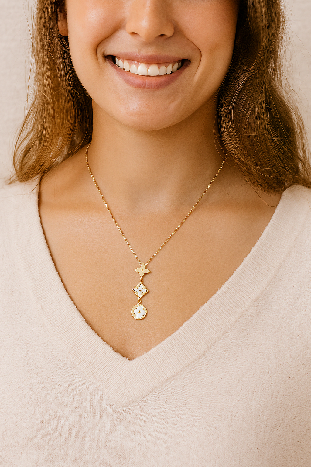 Golden Bloom – Collier Fleur Géométrique en Acier Inoxydable Doré