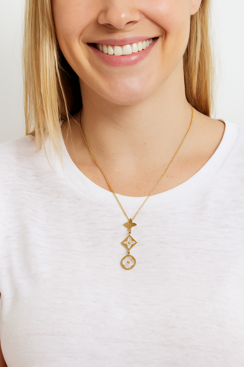 Golden Bloom – Collier Fleur Géométrique en Acier Inoxydable Doré