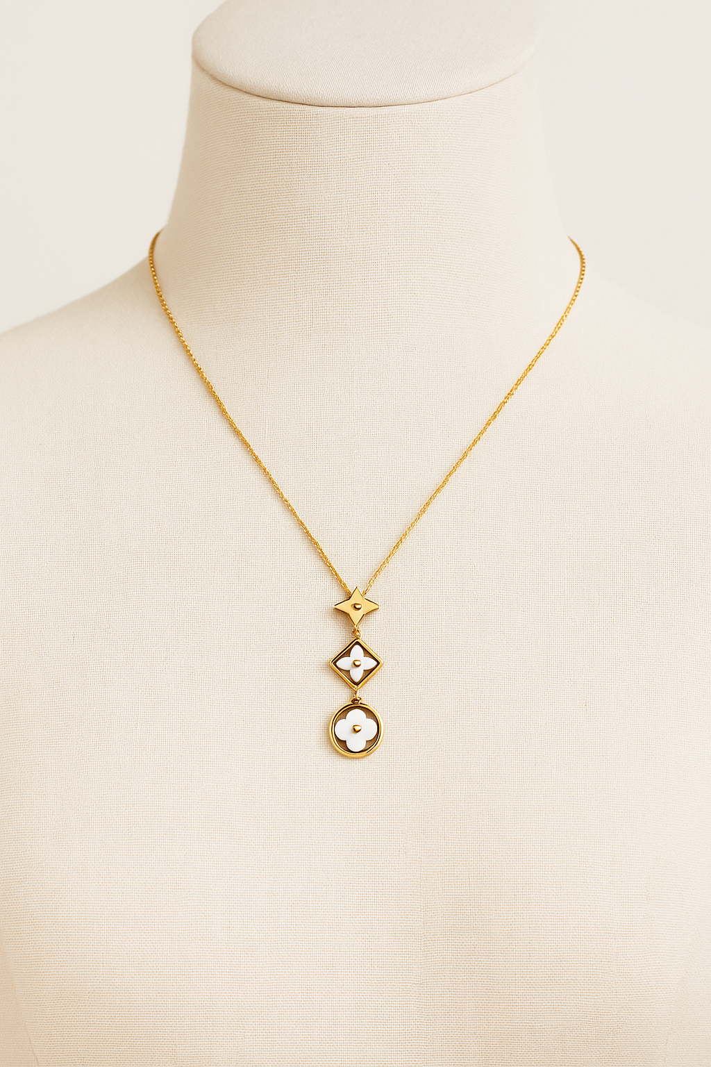 Golden Bloom – Collier Fleur Géométrique en Acier Inoxydable Doré