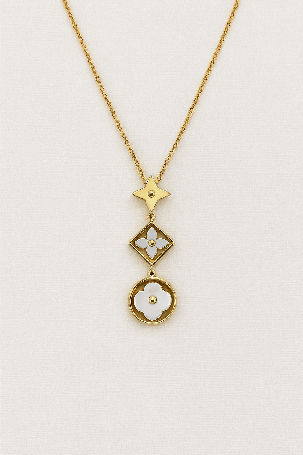 Golden Bloom – Collier Fleur Géométrique en Acier Inoxydable Doré