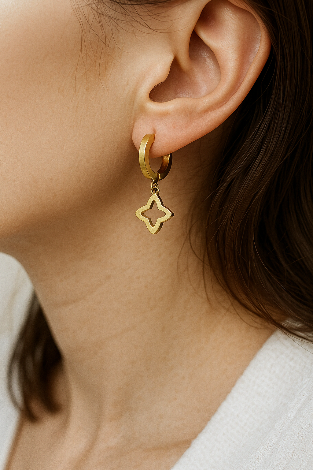 Lucky Clover – Boucles Dorées Fleur Ajourée