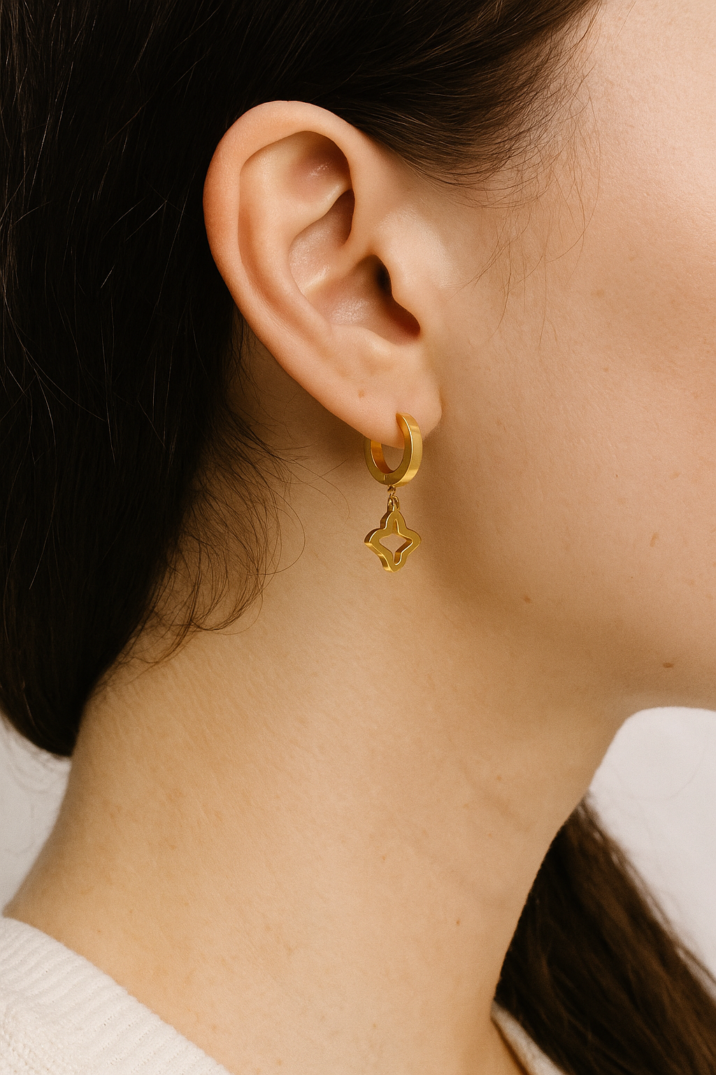 Lucky Clover – Boucles Dorées Fleur Ajourée
