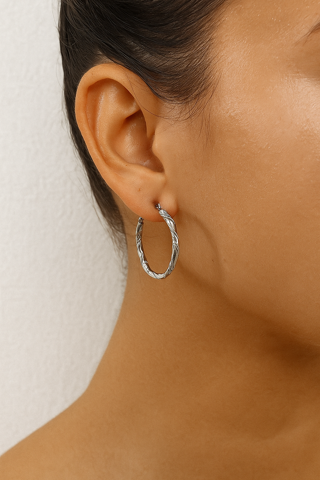Twist Glow – Boucles d’Oreilles Créoles Dorées Torsadées