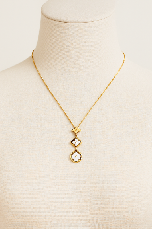 Golden Bloom – Collier Fleur Géométrique en Acier Inoxydable Doré